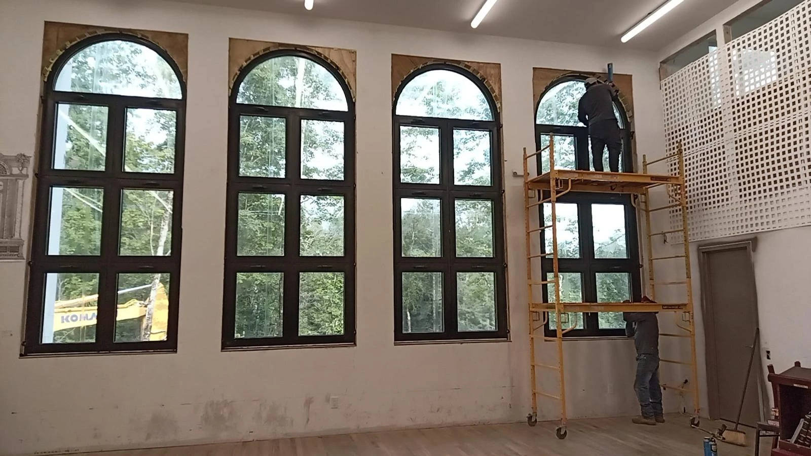 Şantiyede montajı tamamlanmış kemerli alüminyum pencereler ve iskele